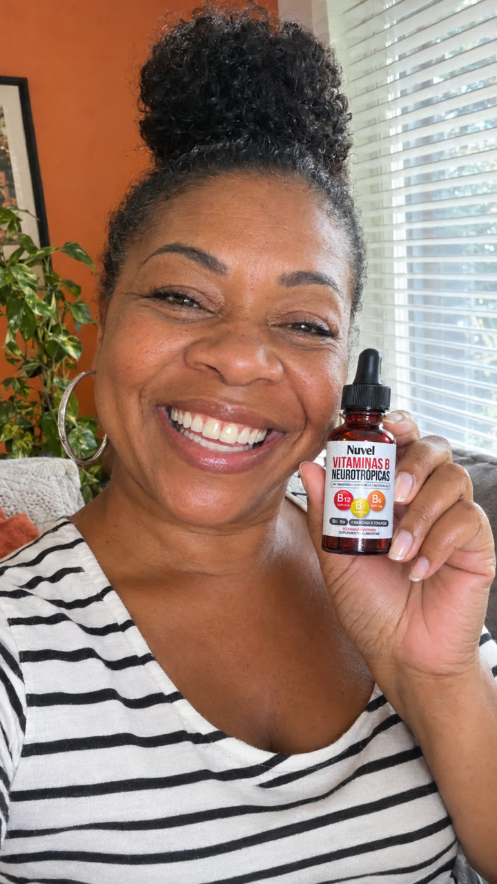 Cliente feliz segurando o frasco de Vitaminas B Neurotrópicas Nuvel em casa